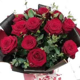 One dozen red roses